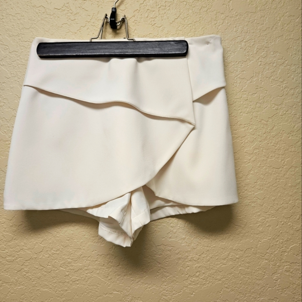 Cute off white shorts
